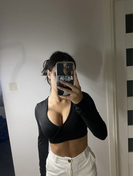 Czarny top z dekoltem crop, roz. XS
