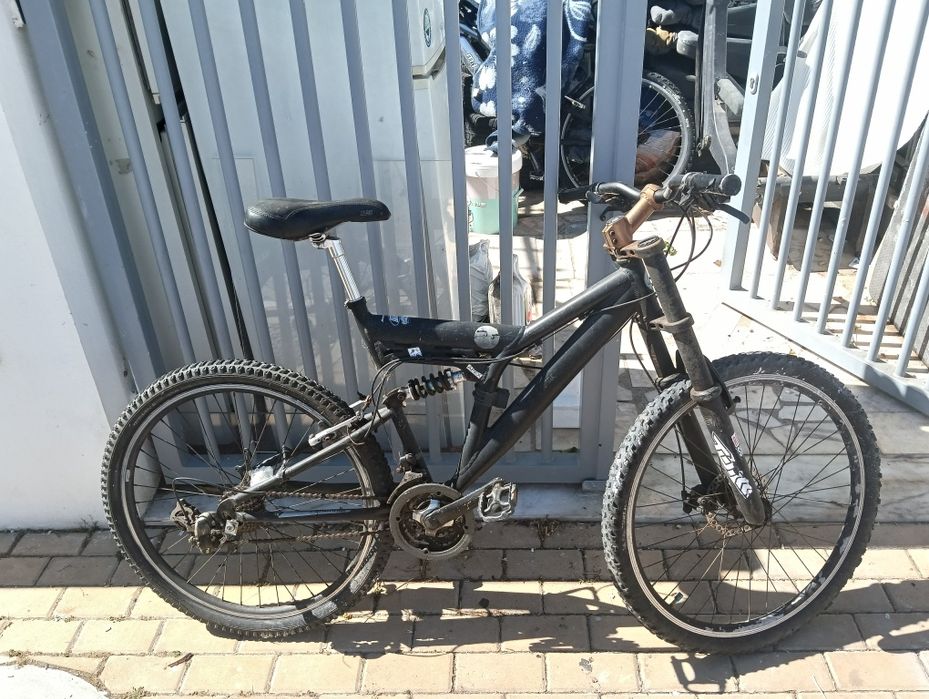 Bicicletas downhill (duas )