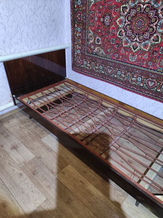 Ліжко +матрас +пружинний каркас.