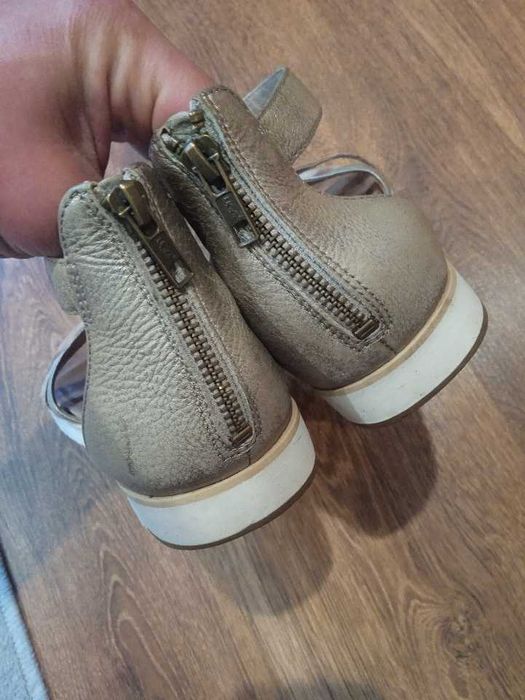 Продам жіночі шкіряні босоніжки бренду UGG