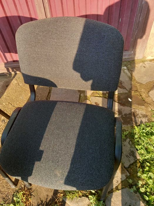 Стіл та офісні стільці