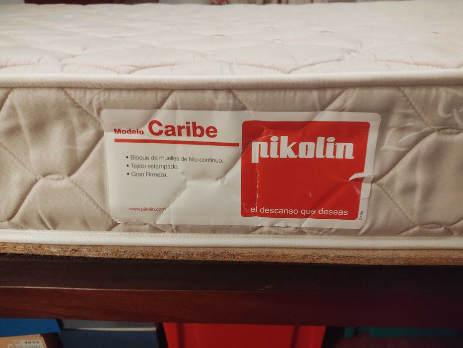 Cama antiga com estrado e colchão Pikolin