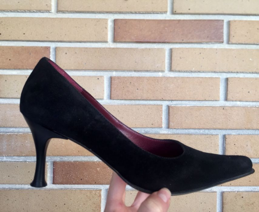 Sapatos pretos salto fino