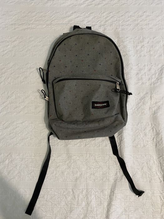 mochila eastpack cinzenta com bolinhas