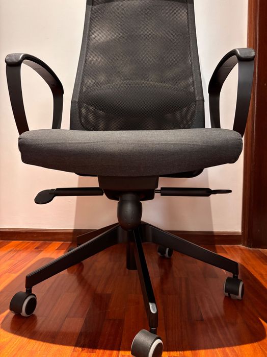 Cadeira de escritório giratória preta