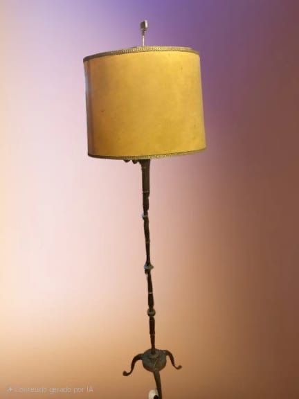 Candeeiro antigo de pé.