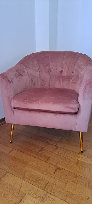 Cadeirão rosa pés dourados