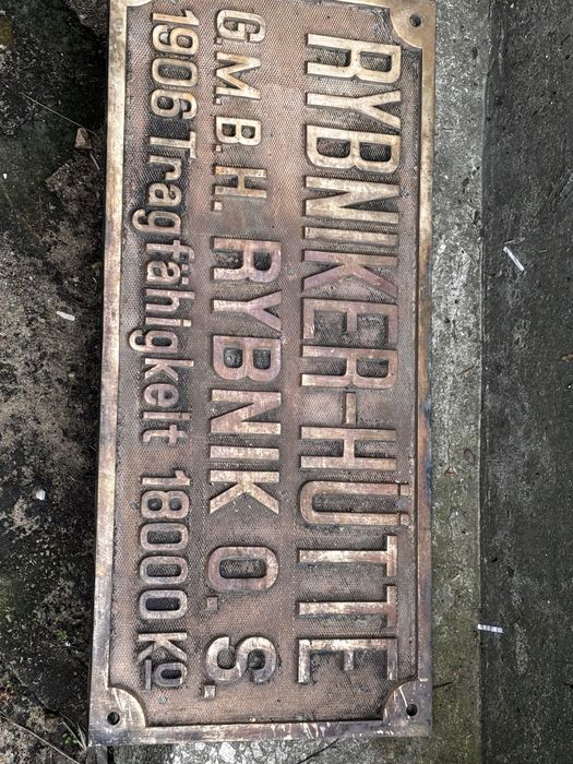 Zabytkowa mosiężna tablica niemiecka