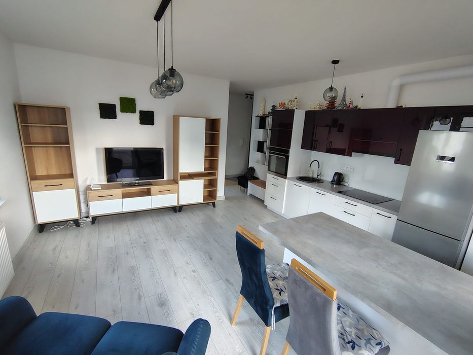 Wynajem 42 m² | 2 pokoje | balkon ponad 10 m² | 1. piętro | winda | budynek z 2020 r. | ok. 10 min pieszo do centrum | dostępne od zaraz