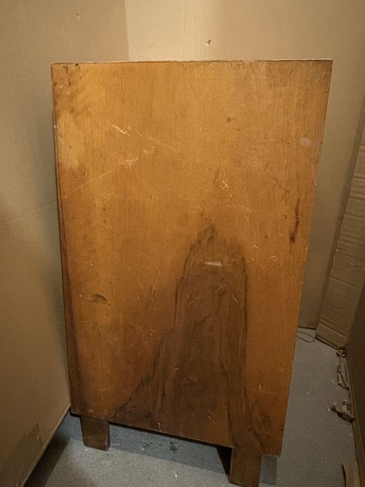 Szafa radiowa- wysuwany gramofon.