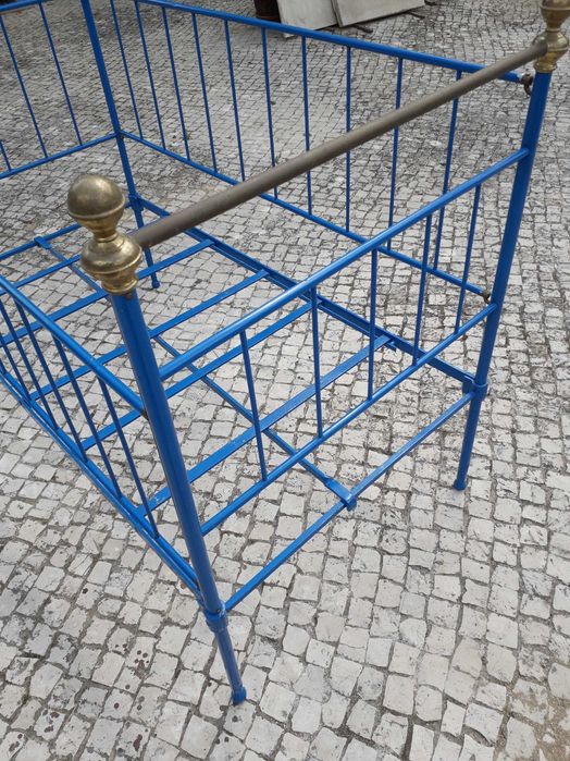 Berço de bebé antigo