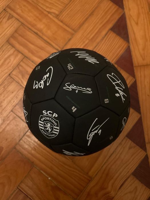 Bola assinada pelo elenco dos sporting 24/25