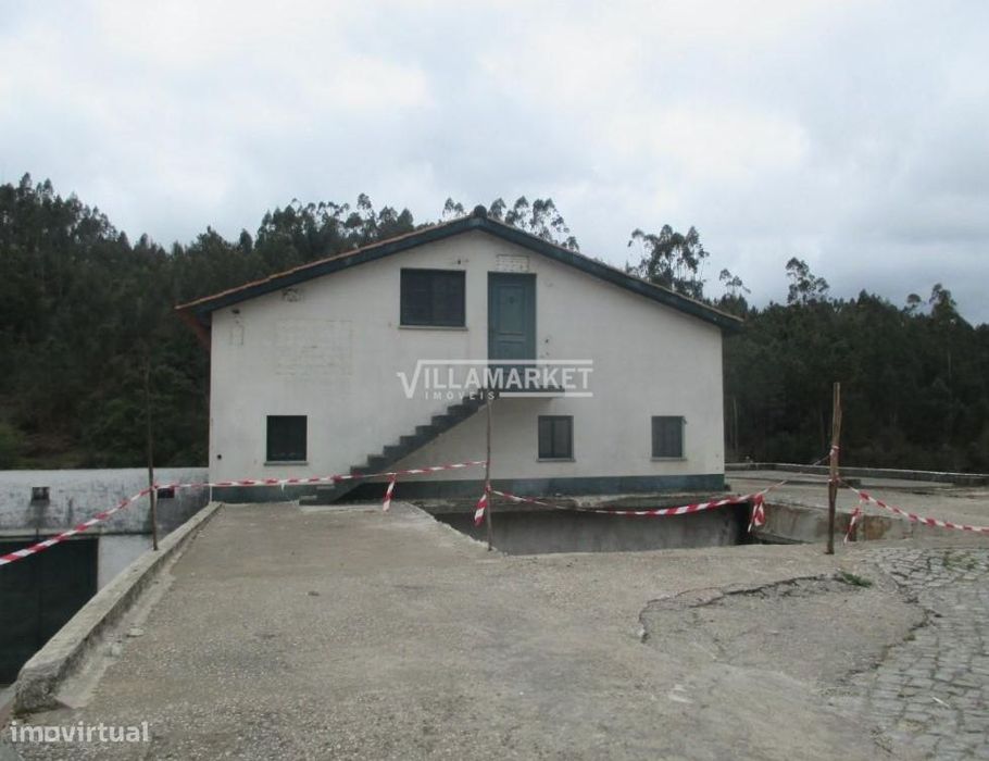 Prédio da banca composto por 2 armazéns com 877 m2 e com 1458 m2 de te