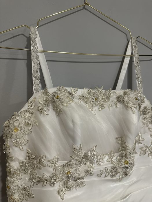 Biala suknia slubna z cekinami i stelazem okraglym pod suknie