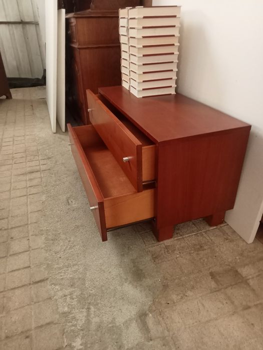 Móvel com duas gavetas