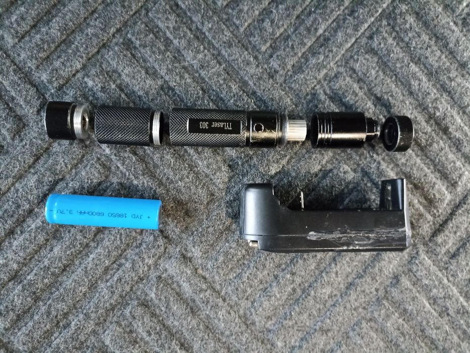 Лазерна указка (не працює)