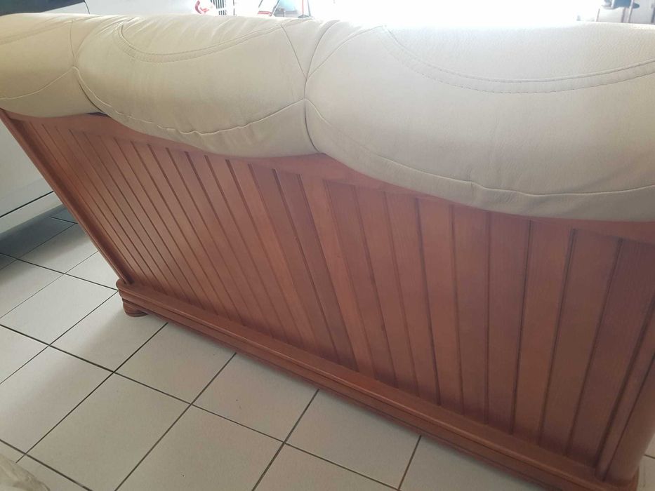 Poltronas e sofá em pele verdadeira