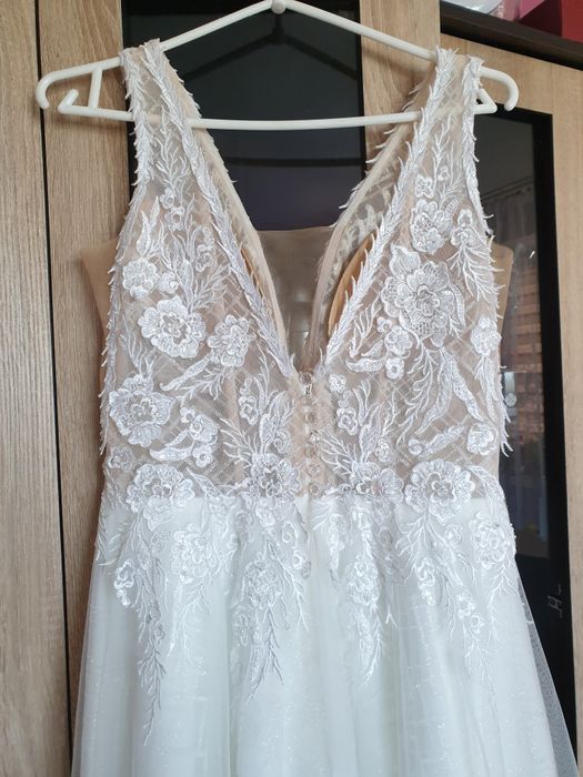 Suknia ślubna brokatowa