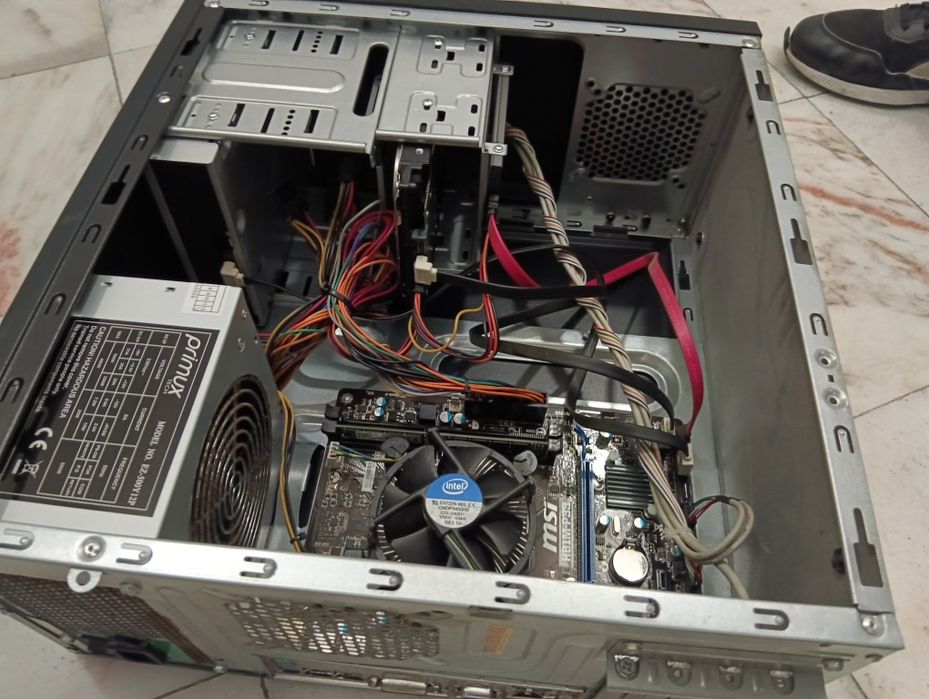 Torre de Caixa Computador Desktop ATX com Fonte Primux EZ-500Y12P e Componentes - Para Peças.
