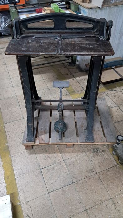 Máquina de vincar e cortar