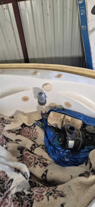 Wanna narożna z hydromasażem