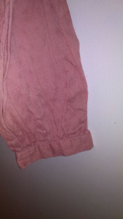CAMISA rosa com detalhes em BOM ESTADO