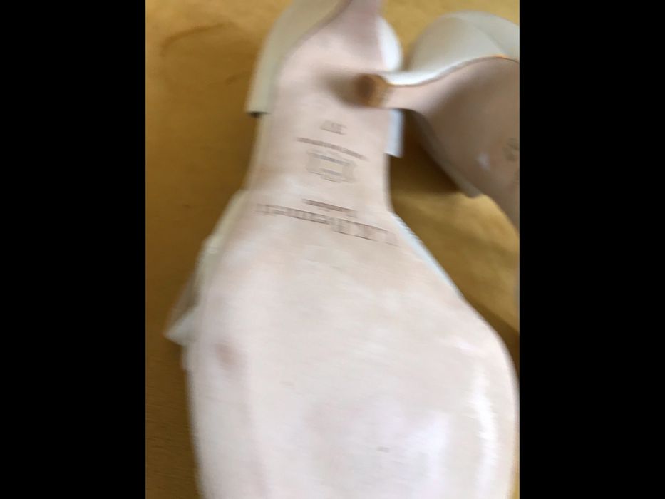 Czolenka LK Bennett, ecru kolor. Nowe