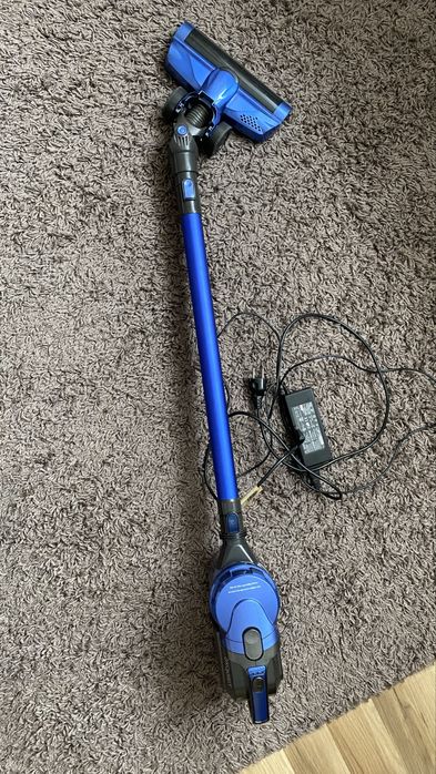 Dwa odkurzacze reczne.