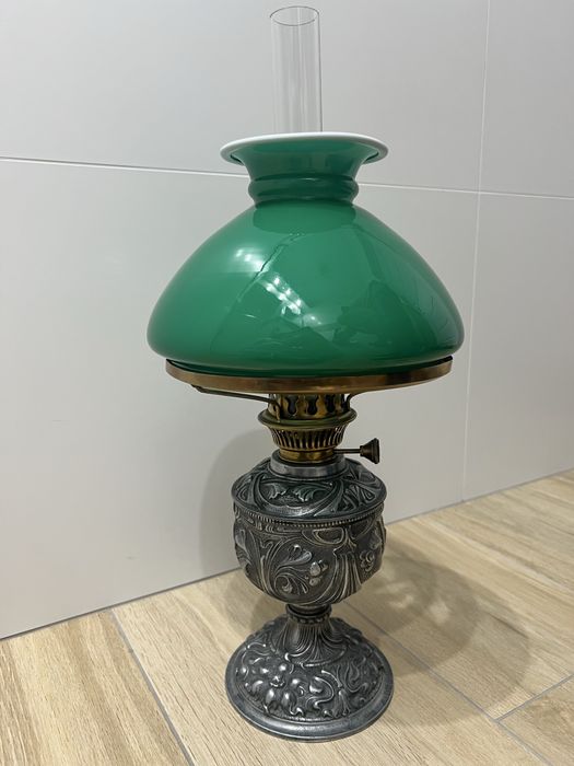 Lampa naftowa z zielonym kloszem
