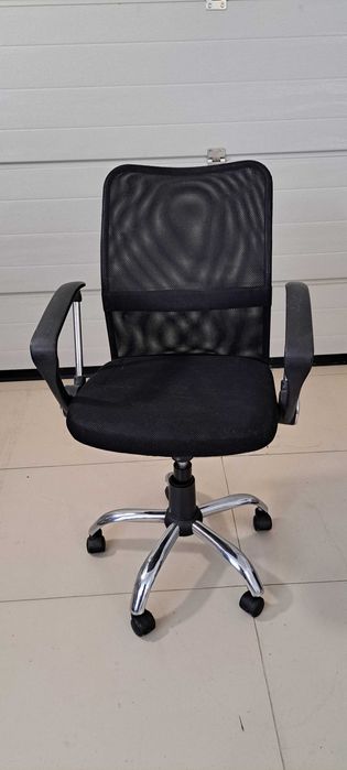 Fotel obrotowy widoczny na zdjęciu