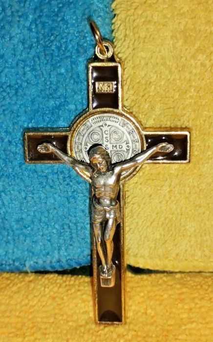 Crucifixo de Cristo na Cruz, Peitoral em Metal e Esmalte