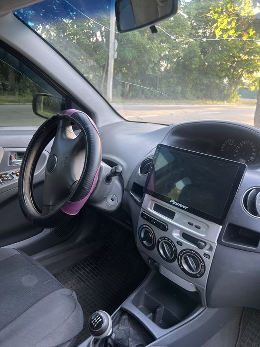 GEELY MK жовтого кольору