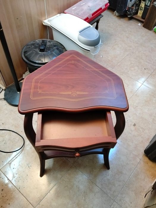 Mesa antiga com 3 pés