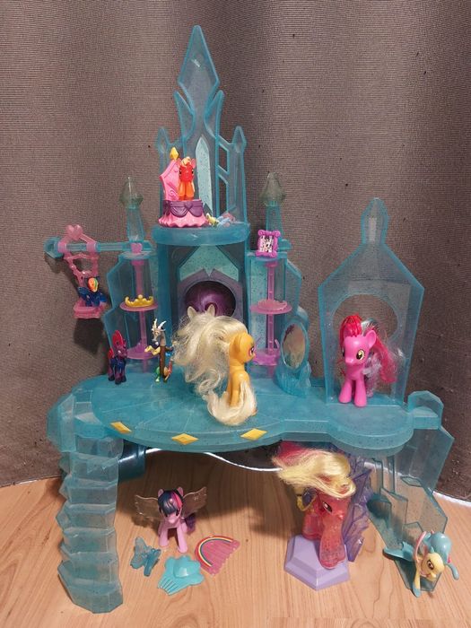 Świecący Zamek Little Pony plus dodatki -drugi zamek, walizka, kucyki