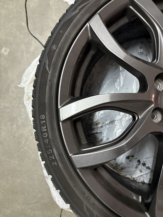 Conjunto- Pneus 225/40R18 + Jantes (PCD 114.3)