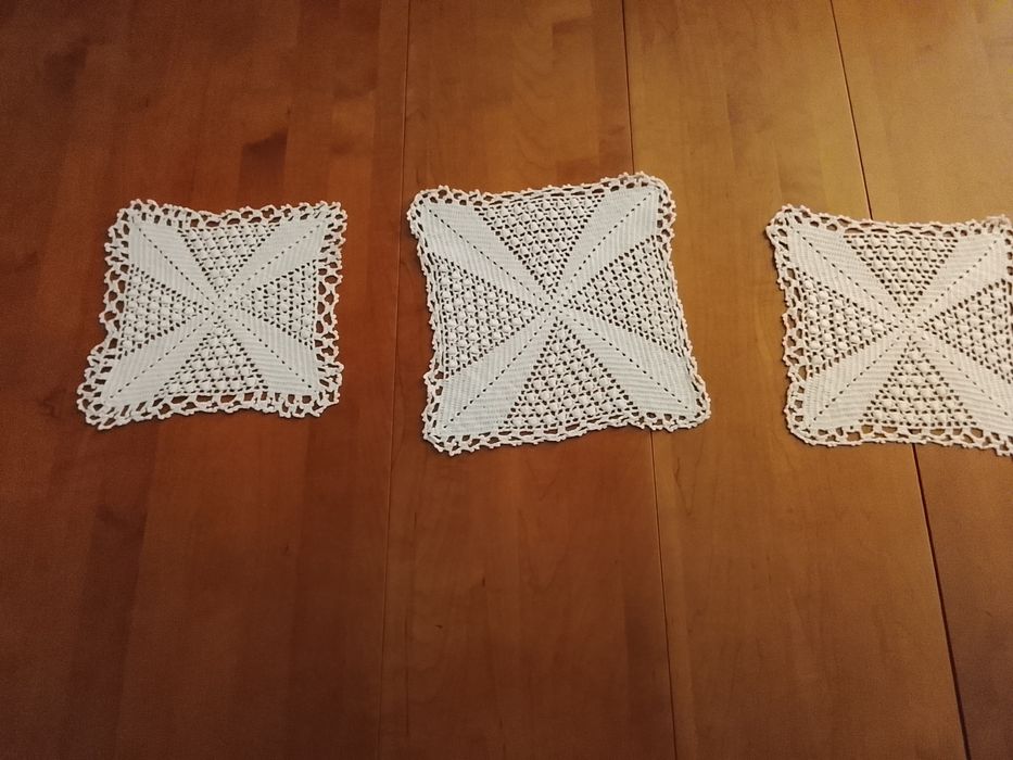 Conjunto de três naperons em crochê feitos á mão