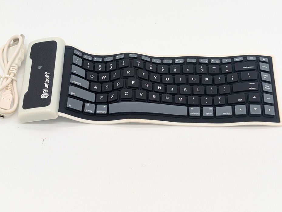 Teclados de computador (conjunto de 6), sendo dois deles flexíveis, e um BT.