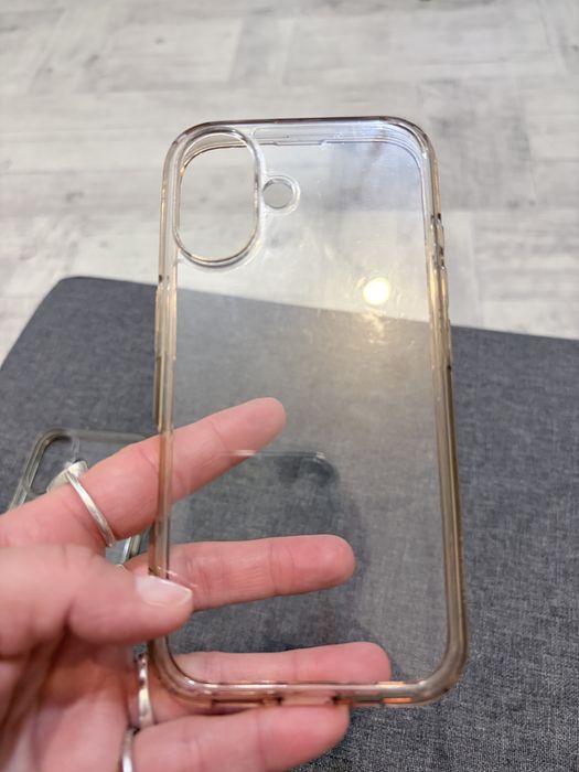 etui Spigen do iPhone 16