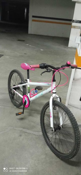 Bicicleta juvenil rosa com capacete novo