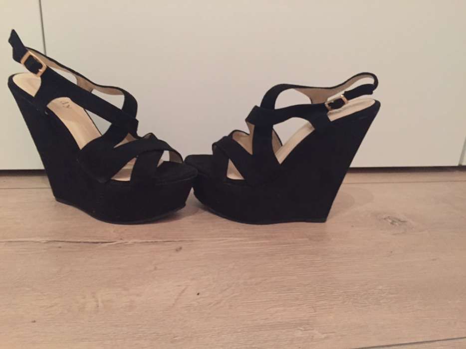 Czarne koturny DeeZee