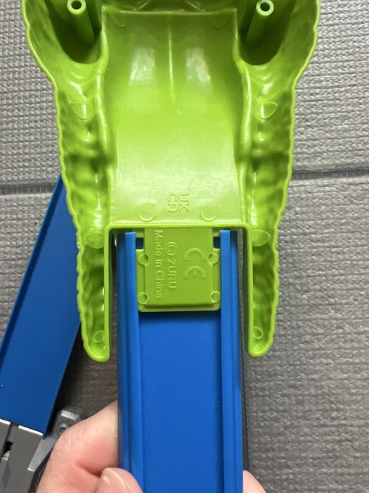 Wyrzutnia samochodów z krokodylem