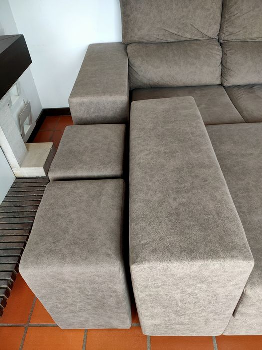 Sofá com chaise e banquetas