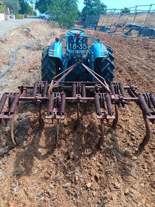 Trator echer com documentos.