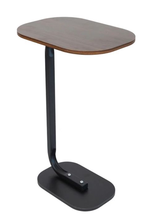 Приліжковий столик із дерев’яною стільницею