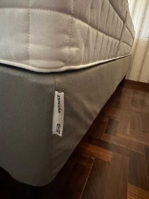 Cama Ikea de casal larga com colchão de molas ensacadas, como nova.