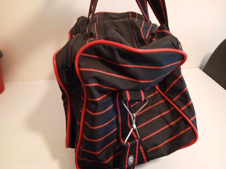 Saco desportivo/viagem Helibel, preto e vermelho