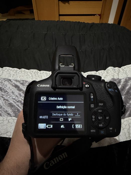 Canon EOS 2000D.