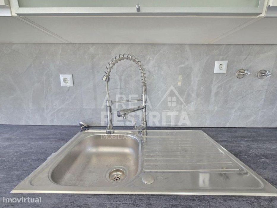 Apartamento T2, totalmente remodelado em Setúbal