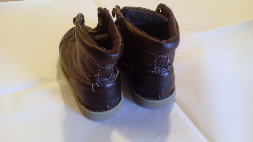 BOTAS  e Sapatos castanhos menino