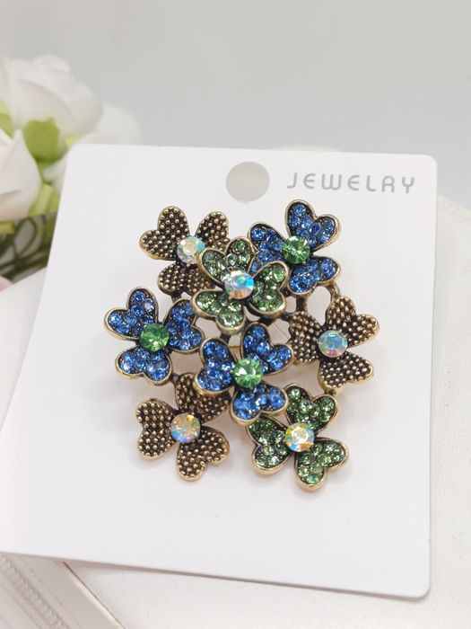 Ozdobna broszka z kwiatkami